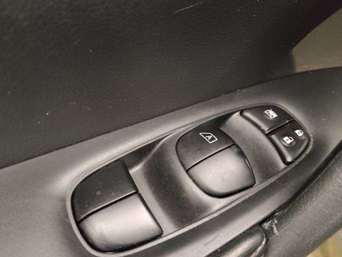 Used 2020 Nissan Rogue S image 27