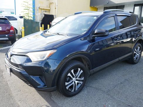 Used 2017 Toyota RAV4 LE FWD image 5