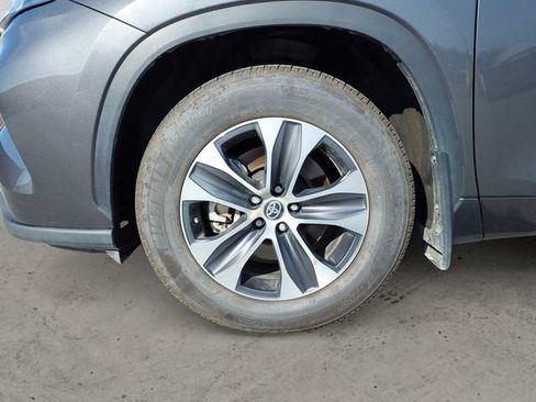 Used 2023 Toyota Highlander XLE FWD image 9