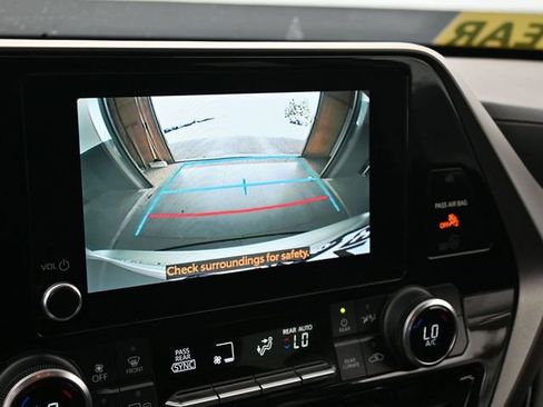 Used 2023 Toyota Highlander LE image 31