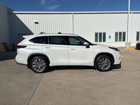 New 2026 Toyota Highlander Platinum image 5