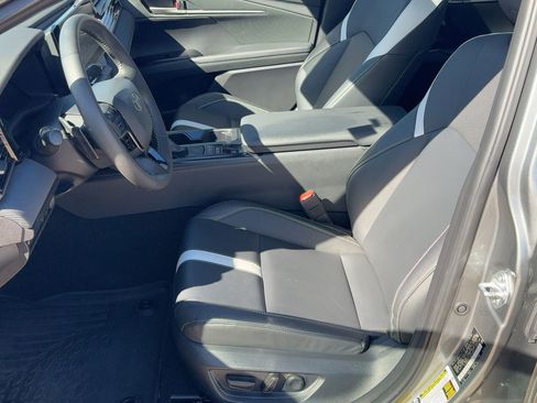 Used 2025 Toyota Camry SE image 5