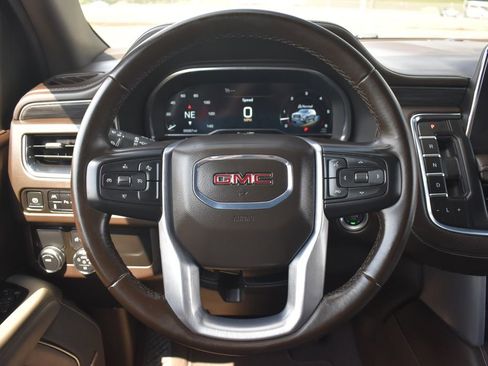 Used 2024 GMC Yukon XL SLT RWD image 3