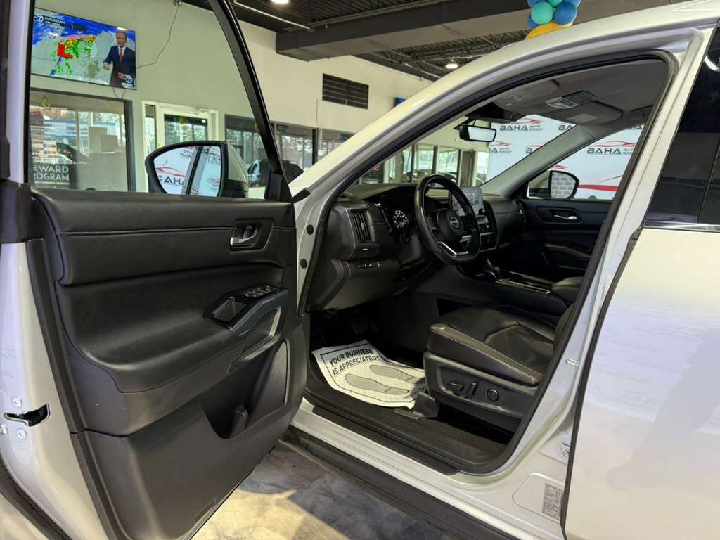 Used 2025 Nissan Pathfinder SL FWD image 25