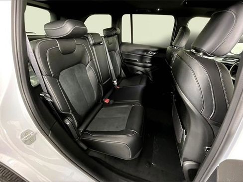 New 2025 Jeep Grand Cherokee Altitude image 10