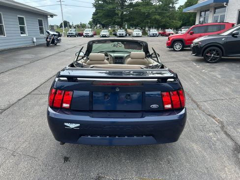 Used 2003 Ford Mustang Convertible RWD image 3