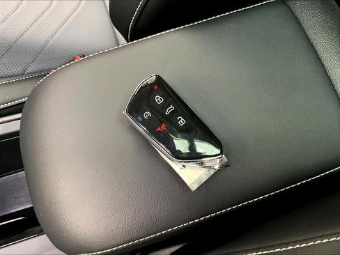 Used 2025 Volkswagen Tiguan SE w/ Panoramic Sunroof Package image 13