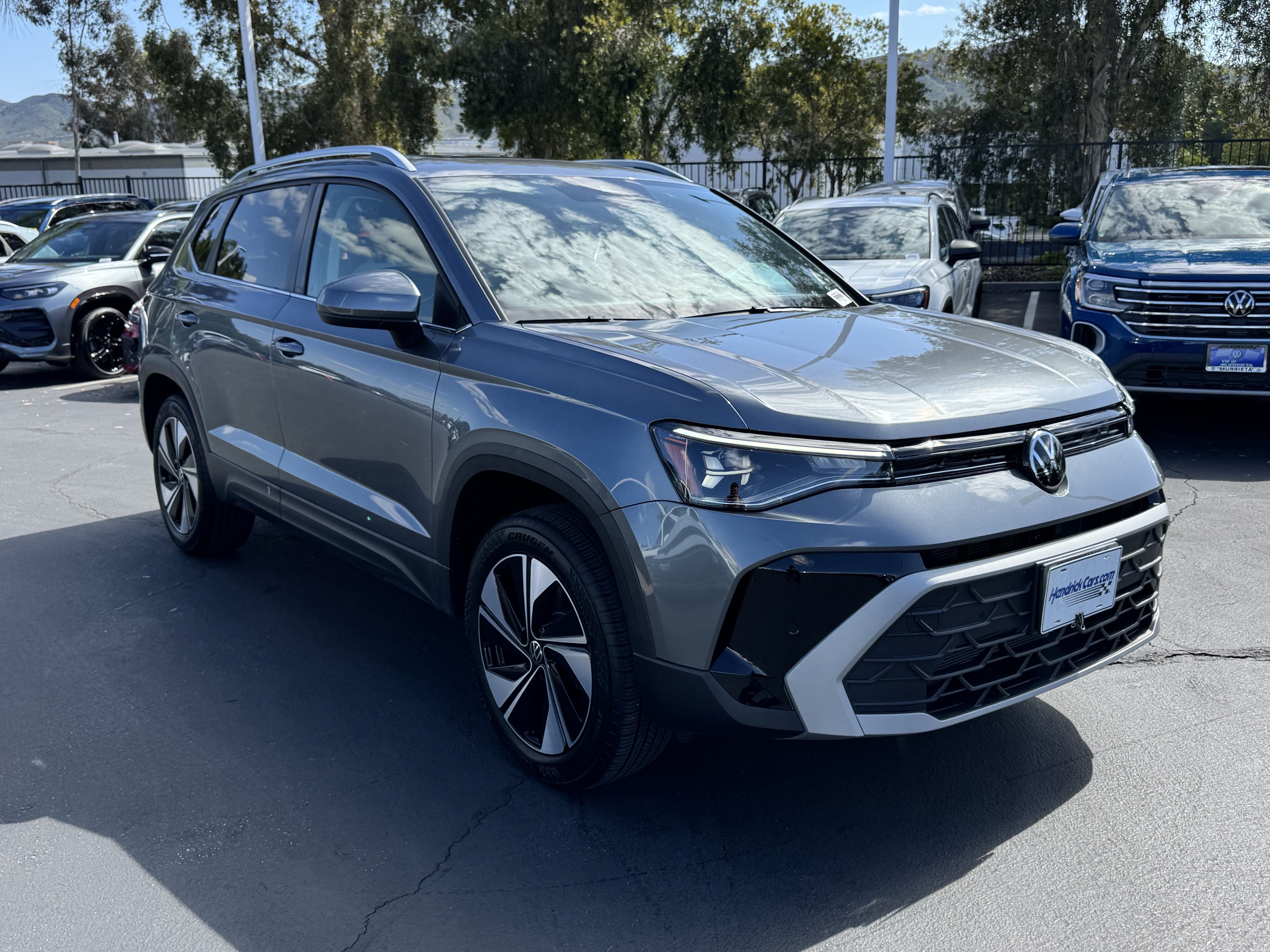 Used 2025 Volkswagen Taos SE AWD/4WD image 2