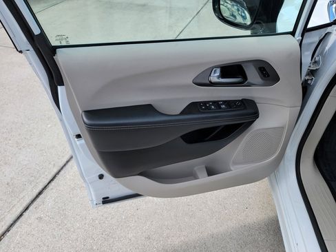 Used 2024 Chrysler Pacifica Touring-L image 10