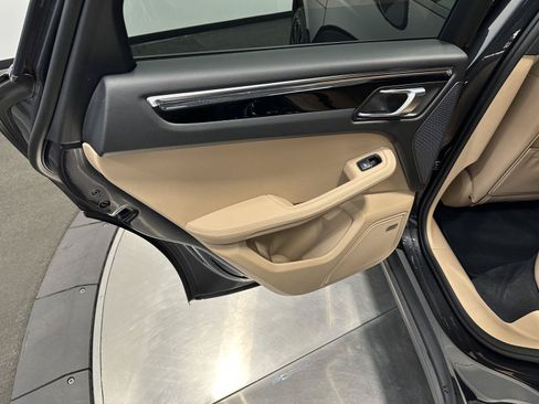 Certified 2026 Porsche Macan AWD/4WD image 33