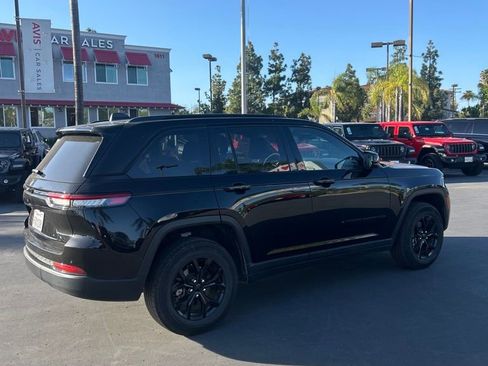 Used 2025 Jeep Grand Cherokee Altitude image 3