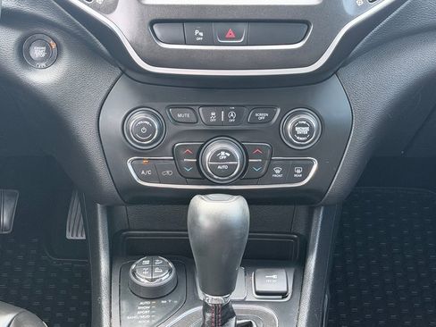 Used 2019 Jeep Cherokee Trailhawk w/ Comfort/Convenience Group AWD/4WD image 19