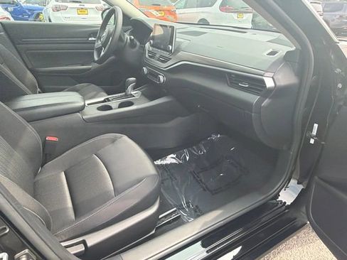 Used 2025 Nissan Altima 2.5 SV FWD image 9