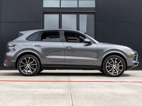 Used 2022 Porsche Cayenne AWD/4WD image 12