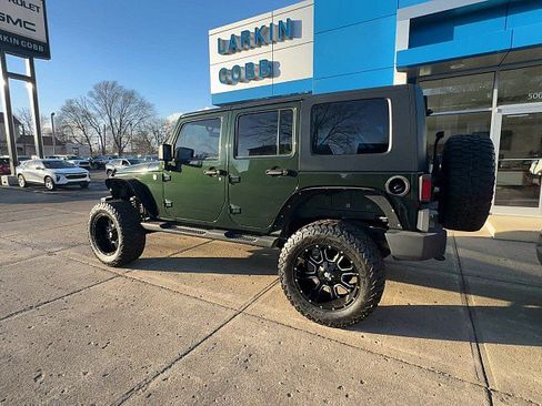 Used 2010 Jeep Wrangler Unlimited Sahara image 4
