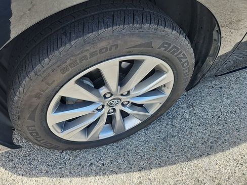 Used 2015 Toyota Camry XLE image 9