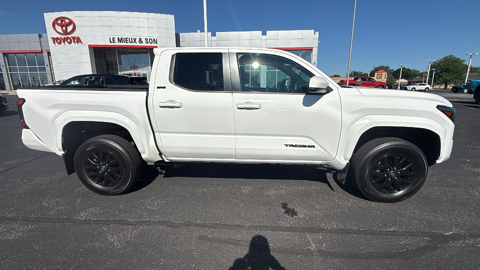 Used 2024 Toyota Tacoma SR5 AWD/4WD image 8