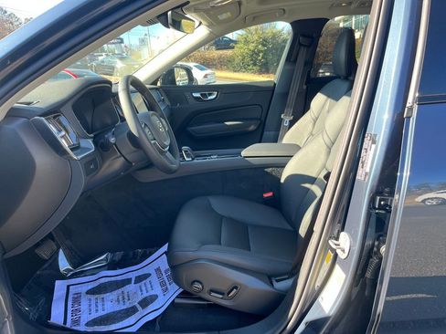 Used 2025 Volvo XC60 B5 Core image 11