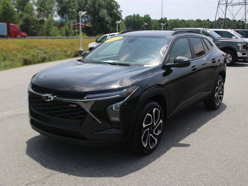 Used 2025 Chevrolet Trax RS w/ Sunroof Package FWD image 4