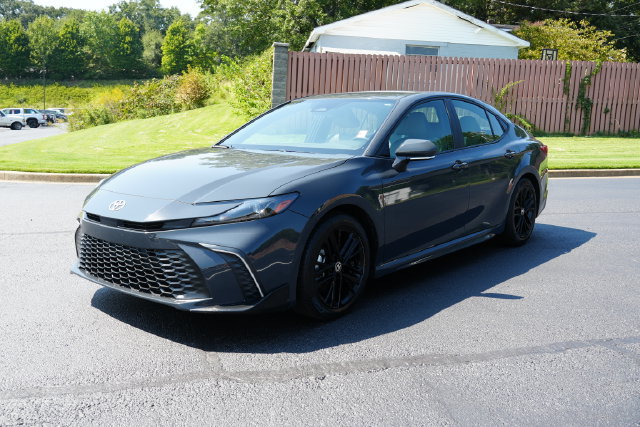 Used 2025 Toyota Camry SE FWD image 3