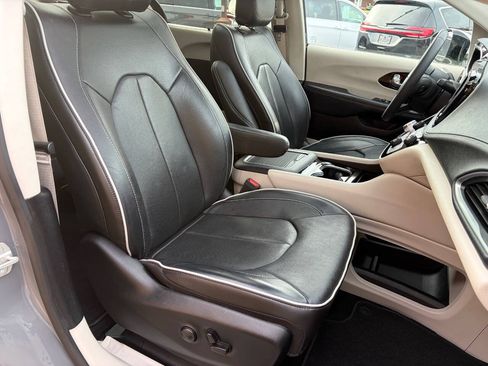 Used 2023 Chrysler Pacifica Limited FWD image 10