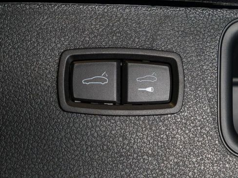 Certified 2025 Porsche Macan AWD/4WD image 40