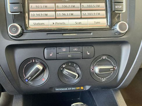Used 2011 Volkswagen Jetta SE FWD image 19