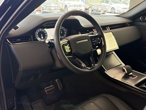 Used 2026 Land Rover Range Rover Evoque Dynamic SE AWD/4WD image 4