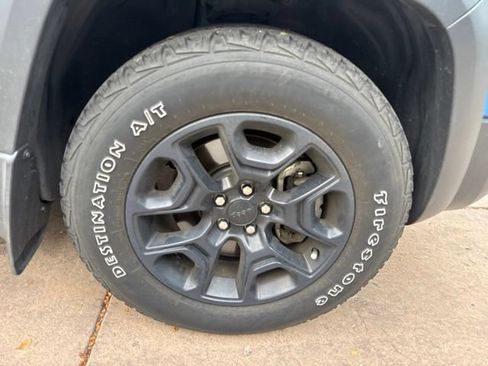 Used 2019 Jeep Cherokee Trailhawk AWD/4WD image 4