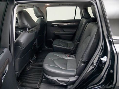 Used 2022 Toyota Highlander Platinum image 16