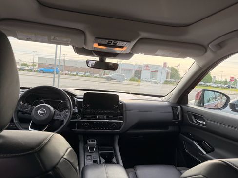 Certified 2024 Nissan Pathfinder SL w/ SL Premium Package FWD image 8