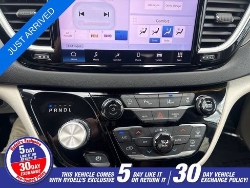 Certified 2024 Chrysler Pacifica Touring-L FWD image 13