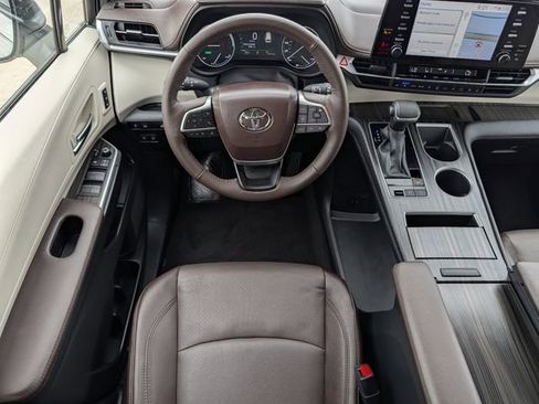 Used 2024 Toyota Sienna Platinum FWD image 12