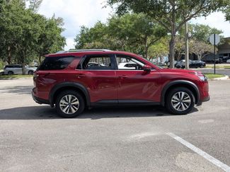 Used 2023 Nissan Pathfinder SL video 4