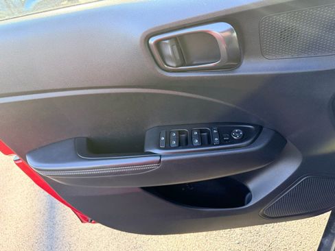 Used 2023 Hyundai Venue Limited image 13