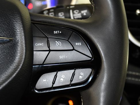 Used 2025 Chrysler Pacifica Limited FWD image 21