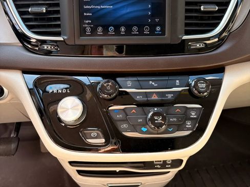 Used 2019 Chrysler Pacifica Touring-L FWD image 26