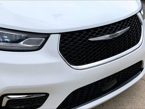 Used 2023 Chrysler Pacifica Touring-L image 29