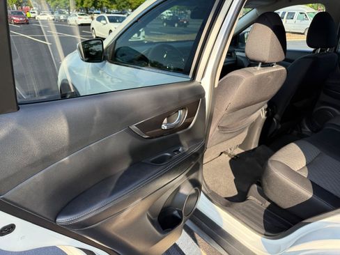 Used 2019 Nissan Rogue SV FWD image 11