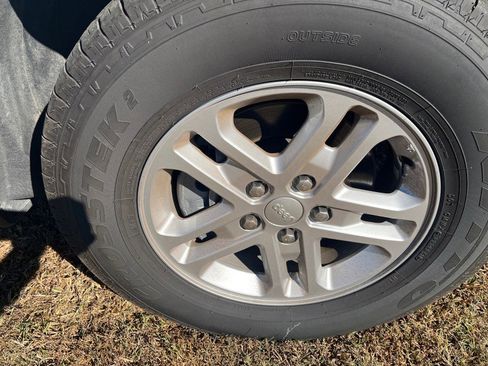 Used 2024 Jeep Grand Cherokee Laredo image 20