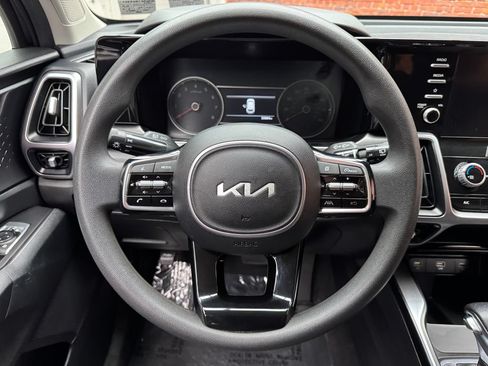 Used 2023 Kia Sorento LX AWD/4WD image 13