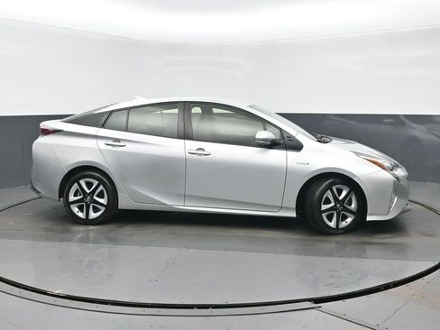 Used 2016 Toyota Prius Three Touring image 2