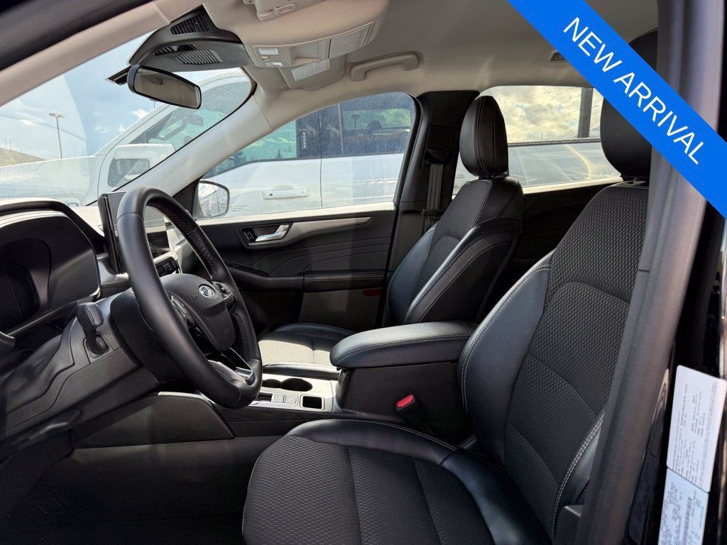 Used 2025 Ford Escape SE FWD image 8