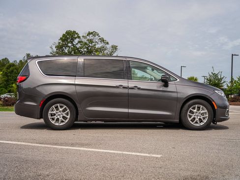 Used 2023 Chrysler Pacifica Touring-L FWD image 9