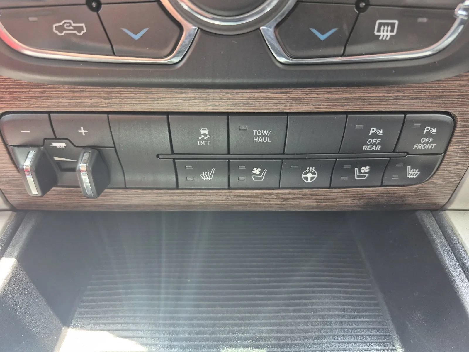 Used 2014 RAM 1500 Laramie RWD image 25