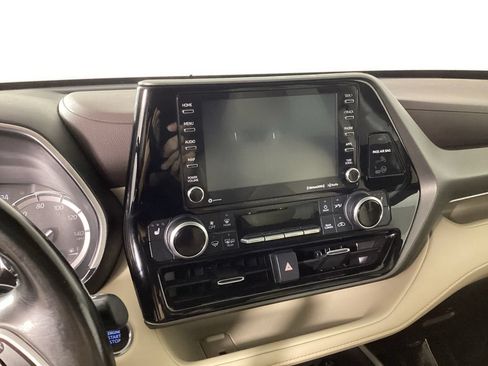 Used 2022 Toyota Highlander XLE AWD/4WD image 18