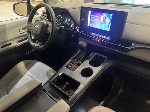 Used 2025 Toyota Sienna LE w/ Outdoor Package (TMS) image 28