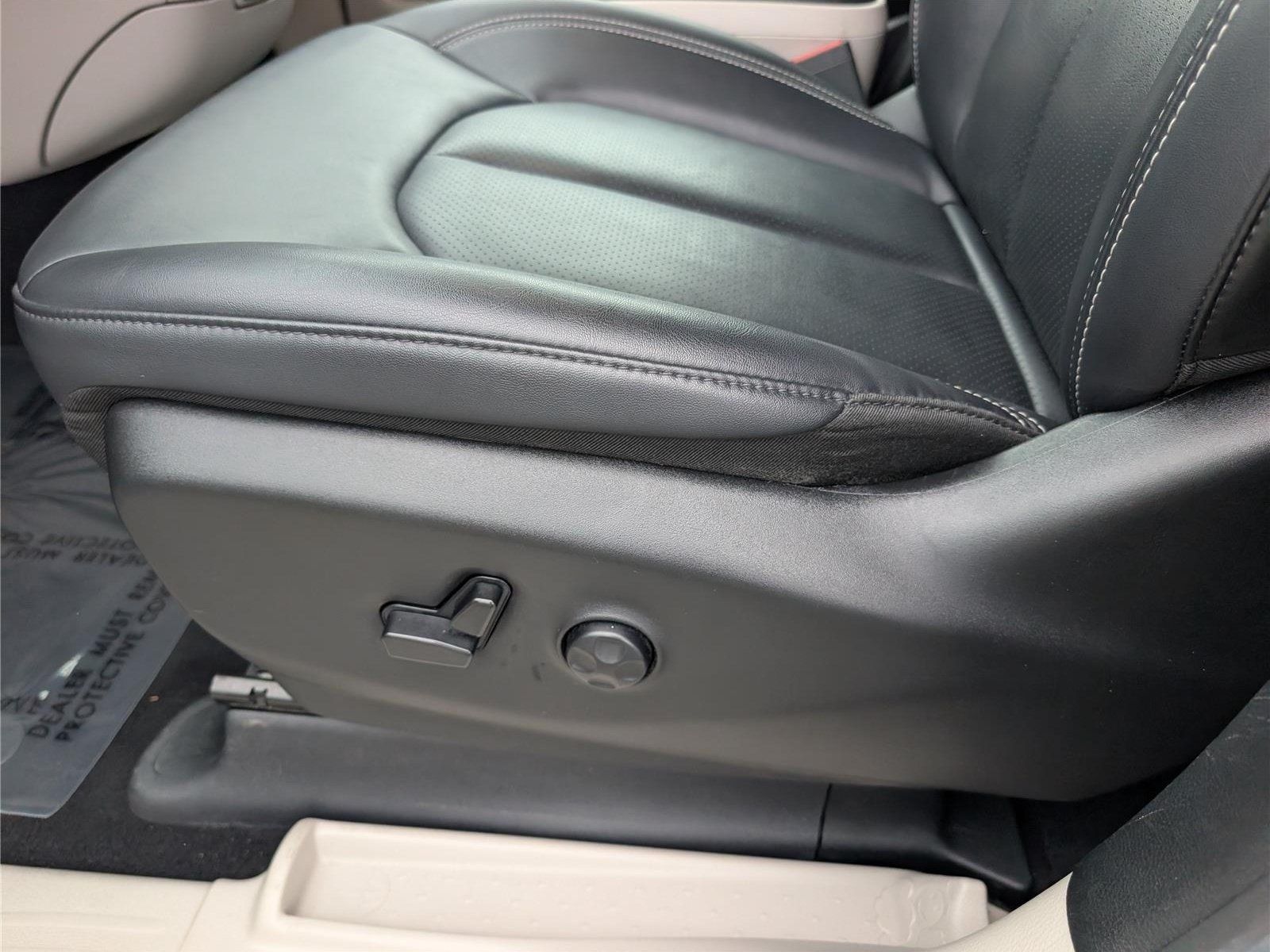 Used 2024 Chrysler Pacifica Touring-L FWD image 23