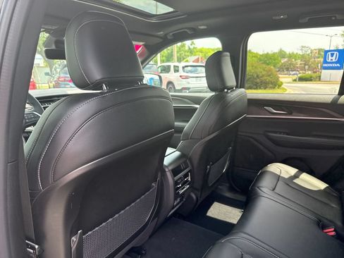 Used 2025 Jeep Grand Cherokee Limited AWD/4WD image 22