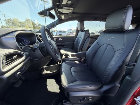 New 2026 Chrysler Pacifica Select w/ S Appearance Package image 10